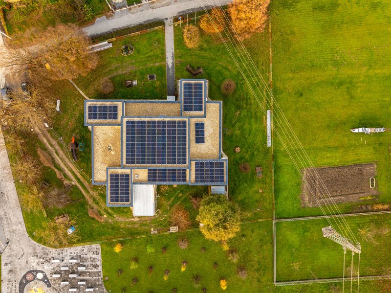 Bağ evi çatısına kurulmuş off-grid güneş enerjisi sistemi