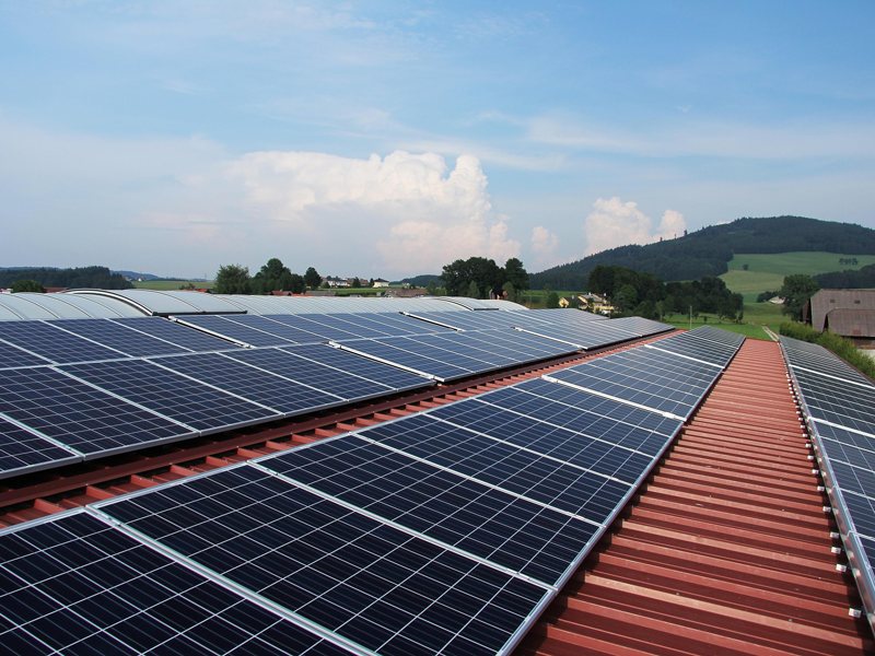 Fabrika çatısına kurulmuş trifaze güneş enerjisi sistemi