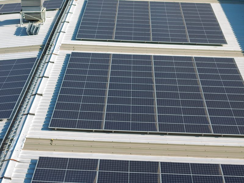 İmalathane çatısına kurulmuş güneş enerjisi sistemi